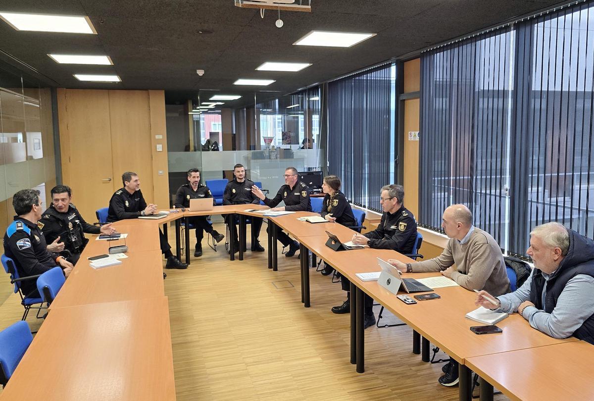 Efectivos de la UIP de la Policía Nacional runidos con todos los equipos de seguridad en la Comisaría días antes del partido en Balaídos.