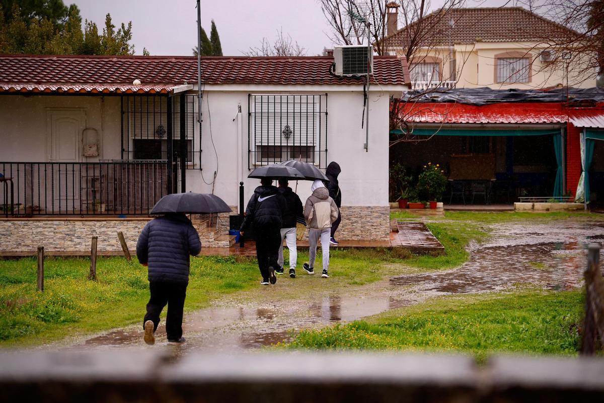 Vecinos de Majaneque acceden a sus viviendas a recoger enseres