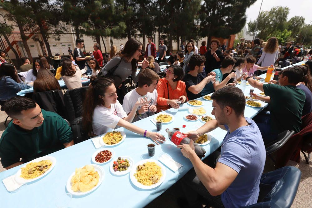 Homenaje a los directores del IES Jorge Juan de Sagunt y paella en el patio