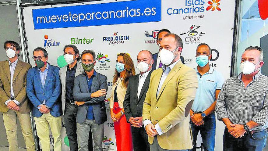 Ignacio Poladura, director adjunto de Viajes Insular, al frente de los empresarios que forman parte de la plataforma #MuévetePorCanarias.