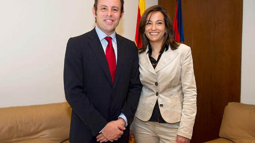 El president del Barça, Sandro Rosell, i l&#039;alcaldessa de Salt, Iolanda Pineda, en la trobada d&#039;ahir.