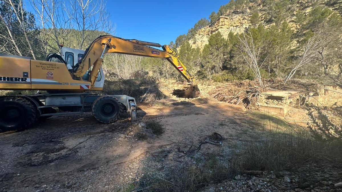 Una excavadora trabaja en uno de los puentes destruidos en Sinarcas.