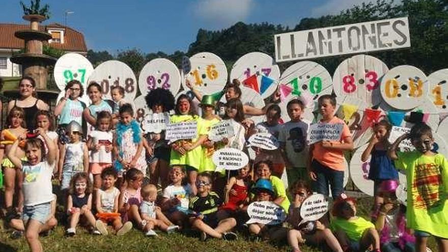 Un grupo de niños que participó ayer en los juegos infantiles de Llantones.