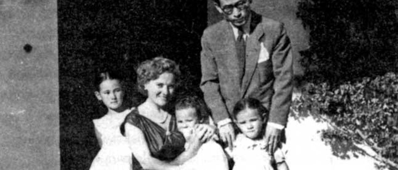 Eaktay Ahn con su mujer Lolita Talavera y sus hijas.