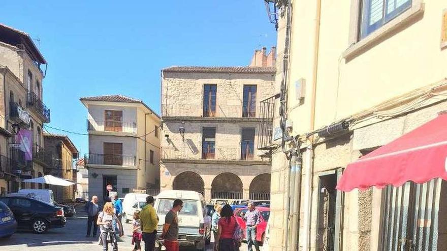 Un grupo de personas pasea por el centro de Fermoselle.