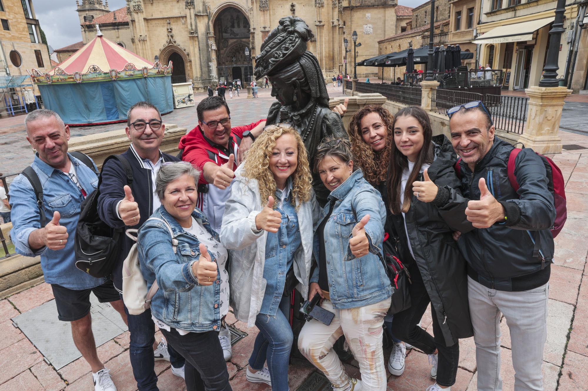 En imágenes: Los turistas, preparados para las lluvias asturianas