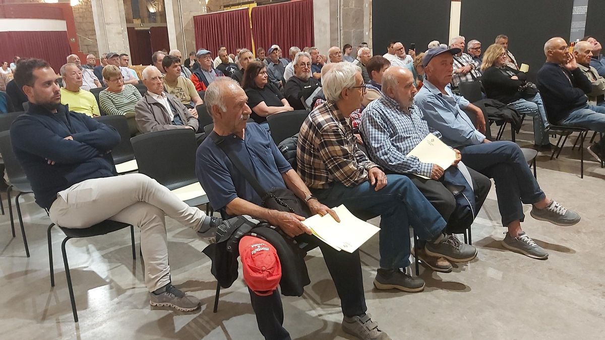 Un centnar de persones van assistir a la reunió informativa d'aquest dijous