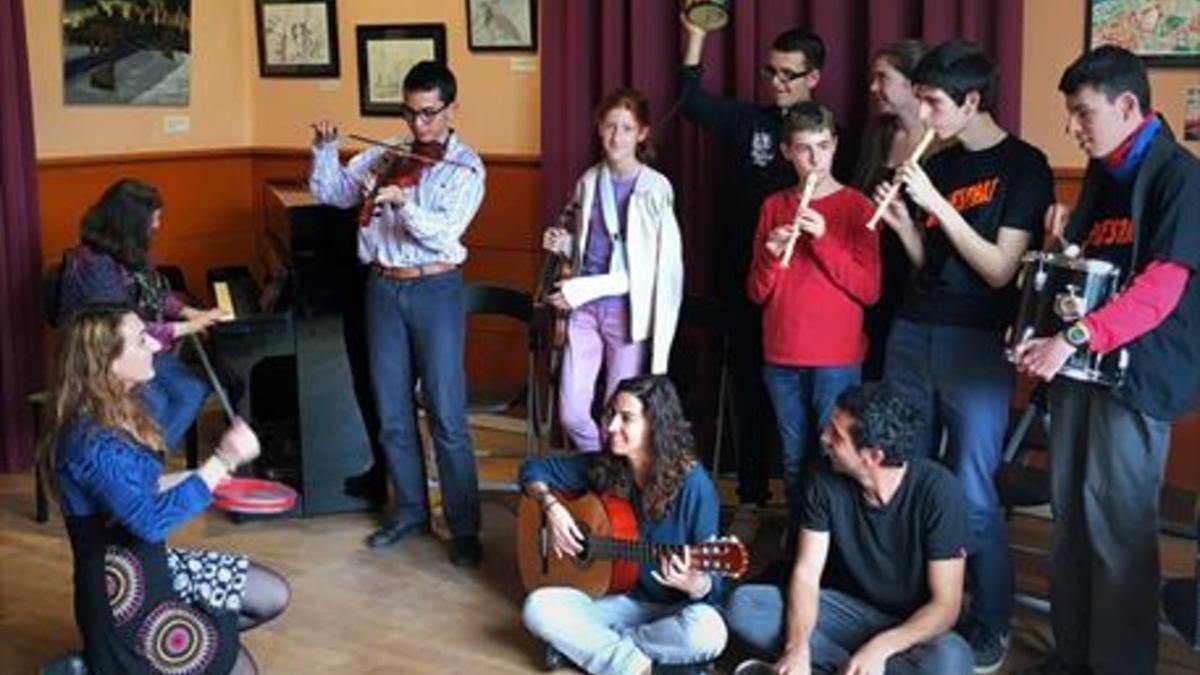 Ensayo 8 Profesora y músicos de la orquesta ESBO.