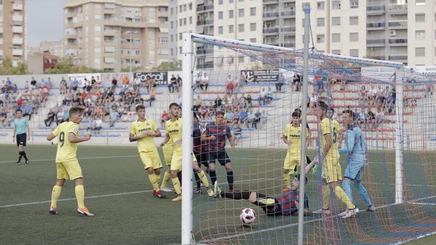 Momento en el que balón cruza la línea meta en el primer tanto azulgrana.