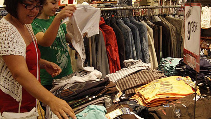 Dos clientas buscan prendas en un establecimiento de la capital durante las rebajas de este verano.