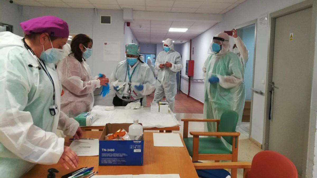 Sanitarios del hospital de Dénia preparan las dosis de las vacunas.