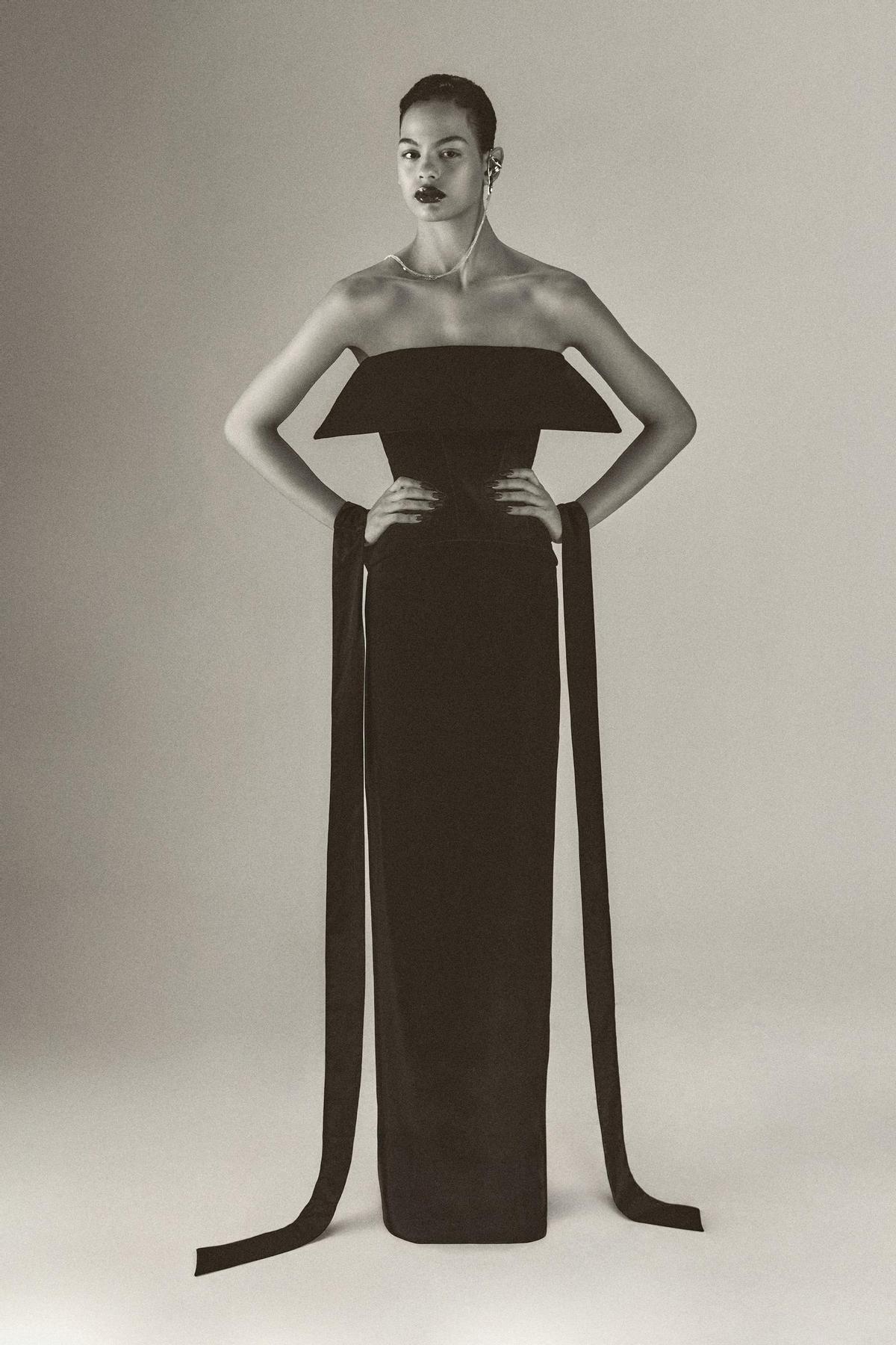 Un modelo, con uno de los diseños de Palomo en su nueva colección 'Limbo'.