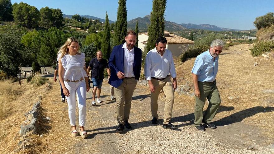 Durante la visita estuvo acompañado por el alcalde de Cehegín, Jerónimo Moya, y la edil de Turismo, Alicia del Amor