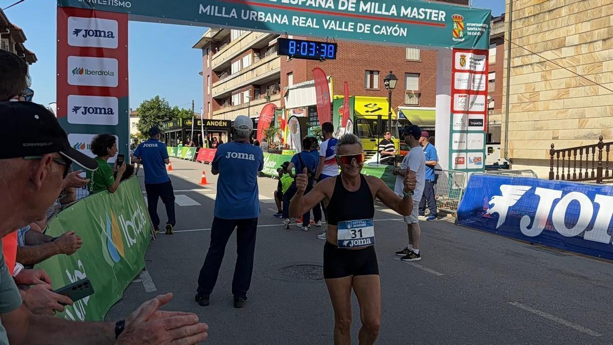 Mari Olcina, al cruzar la meta en la prueba.