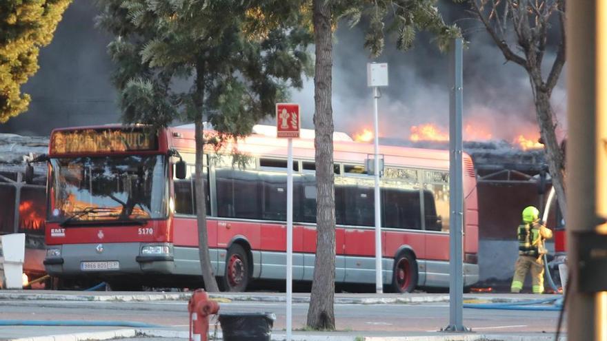 Incendio en València: el fuego devora al menos una docena de autobuses de la EMT