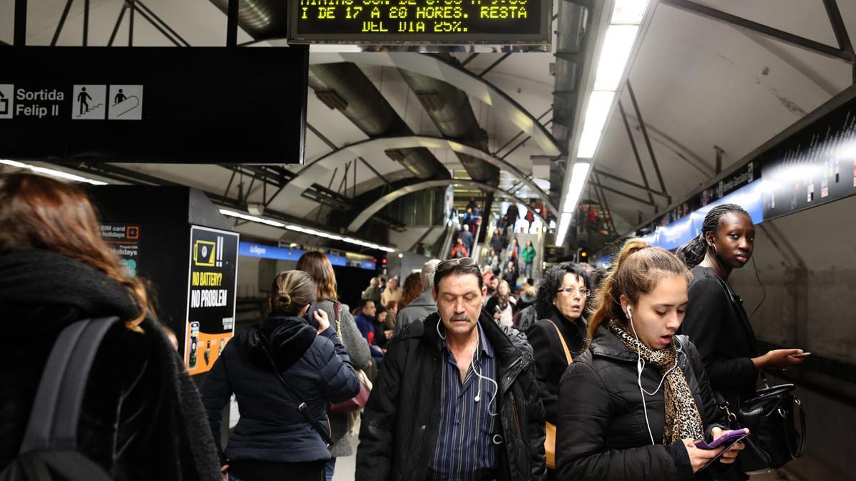 Aglomeraciones en estaciones de metro de Barcelona