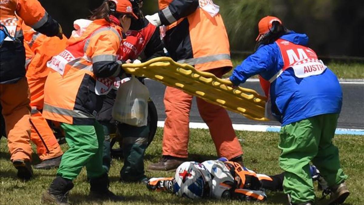 El inglés McPhee, inmóvil, tras el accidente que ha provocado bandera roja en Australia