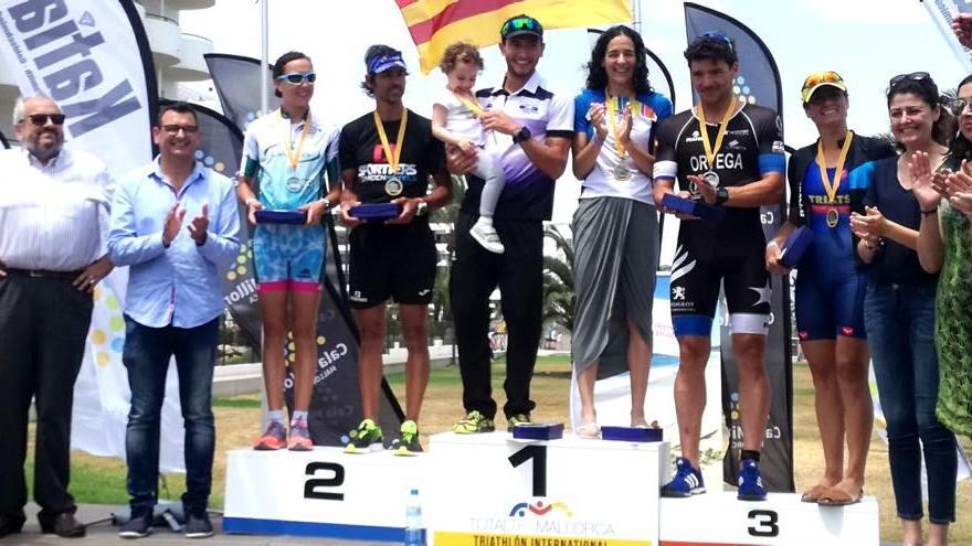 Los tres primeros clasificados posan en el podio tras la entrega de trofeos.