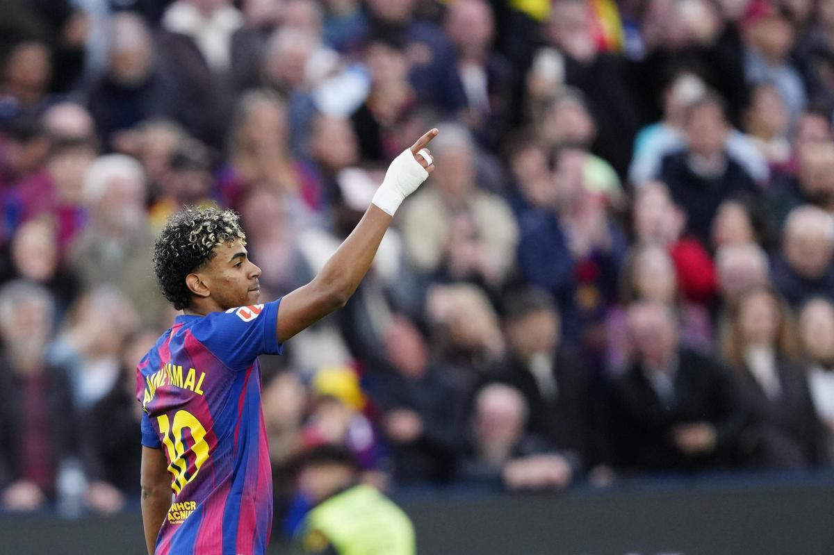Lamine Yamal celebra uno de sus goles frente al Villarreal.