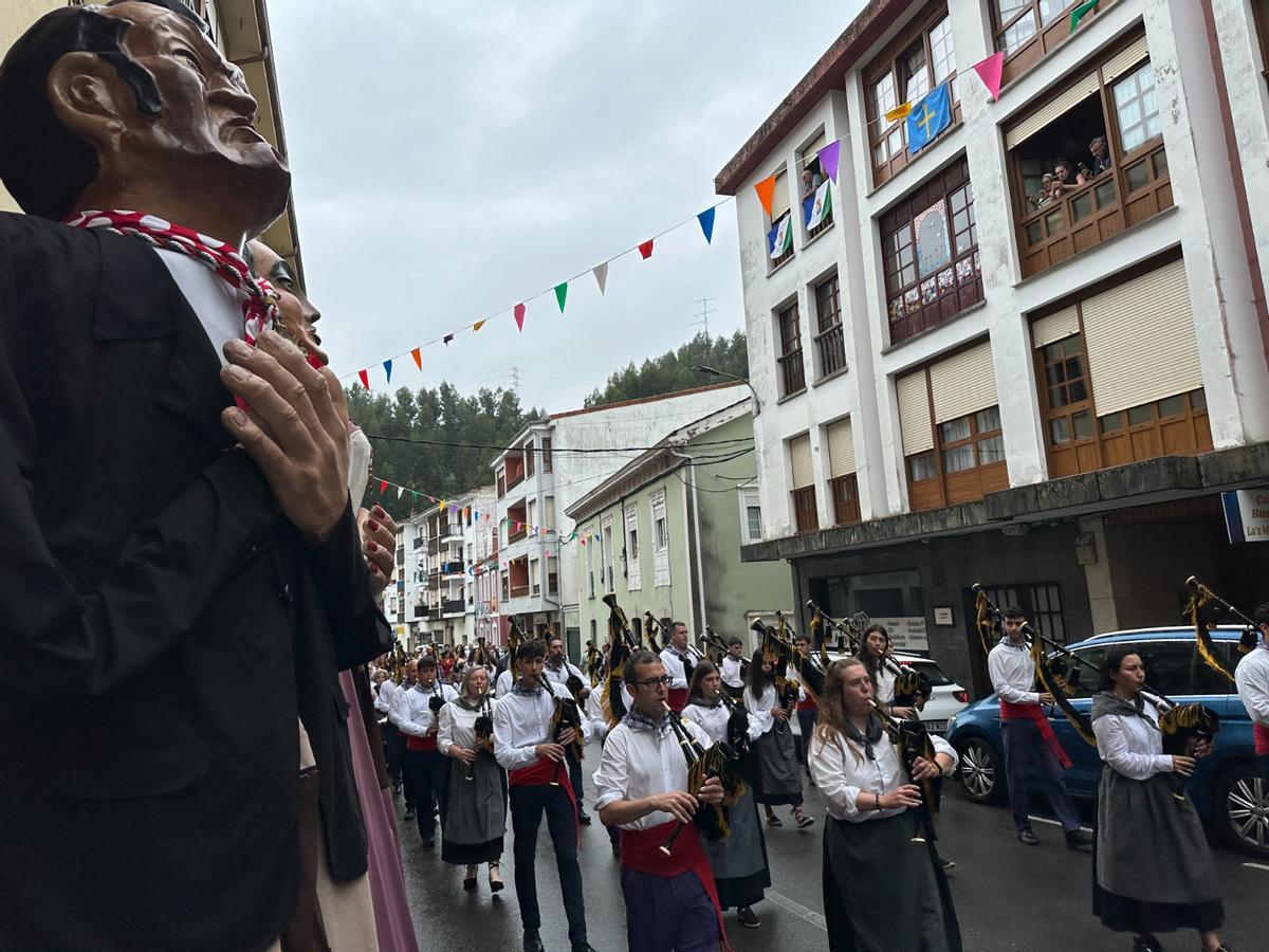 El desfile más esperado en Cudillero: gaitas, bailes 'pixuatus' y gigantes y cabezudos de Murcia