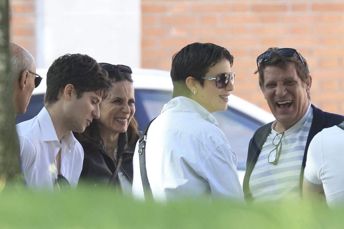 Aitana Sánchez Gijón, junto a sus hijos y hermano, en el funeral de su madre, Fiorella de Angelis