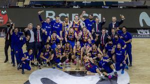 La plantilla del Barça posa en la pista del Wizink Center con la Copa que ganó en Madrid