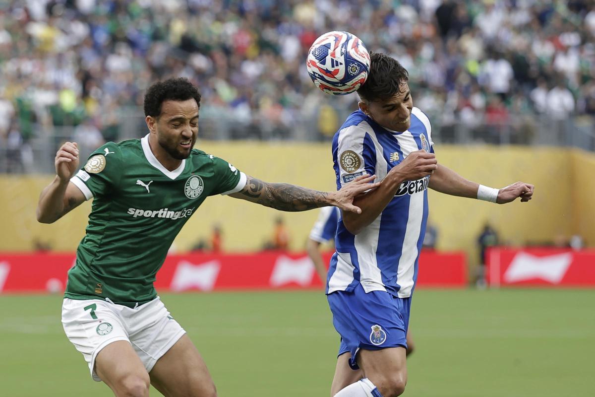 Gabri Veiga disputa un balón con la cabeza en el debut del Porto en el Mundial de Clubes contra el Palmeiras