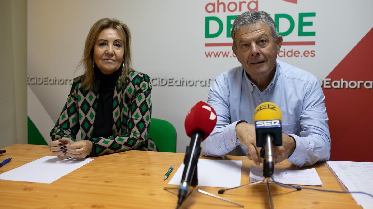 Begoña Sánchez y Manuel Fuentes, en la sede de Ahora Decide
