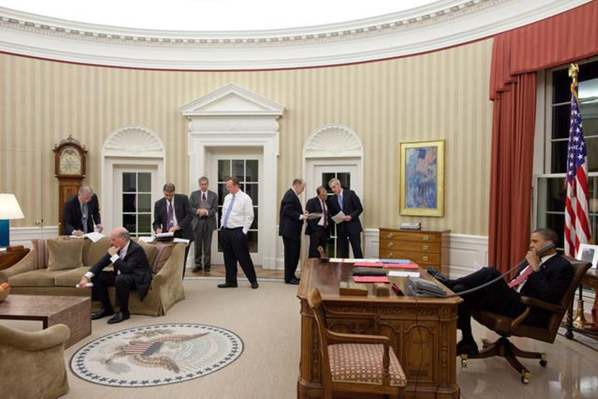 Obama parla per telèfon amb l’encara president egipci Hosni Mubàrak, que es negava a abandonar el poder, envoltat d’una desena d’assessors, a la Sala Oval de la Casa Blanca el passat 1 de maig.