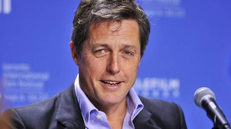 Un hijo secreto convierte a Hugh Grant en padre de familia numerosa