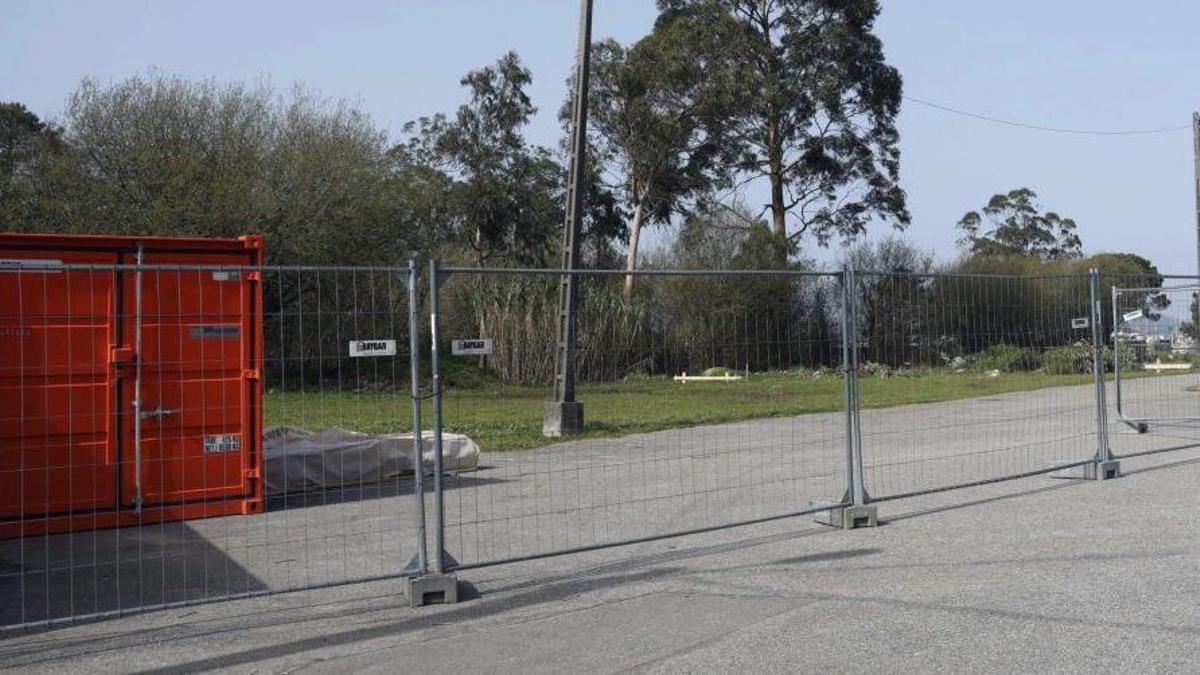 Vallado de la sobras para construir el centro de talasoterapia.