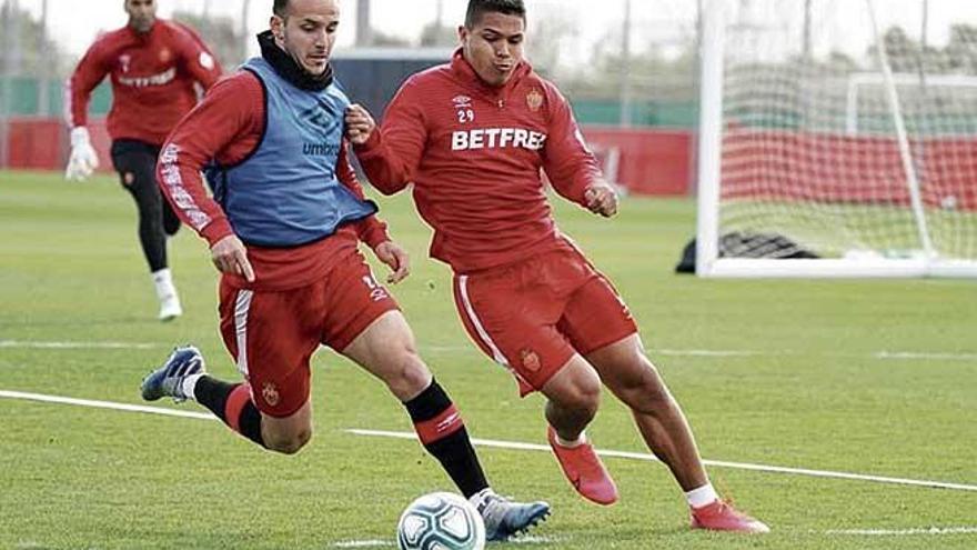 Cucho HernÃ¡ndez y Joan Sastre pelean por el balÃ³n.