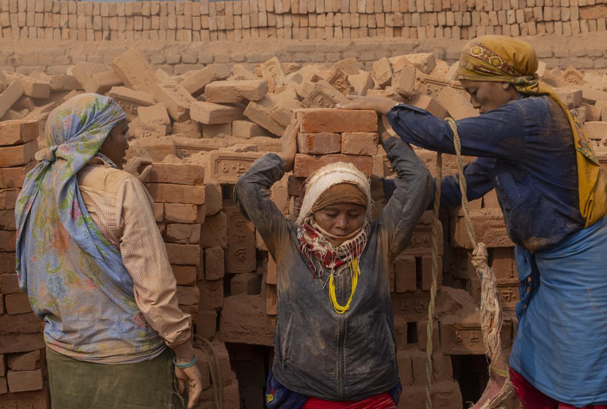 Un día en una fábrica de ladrillos en Nepal