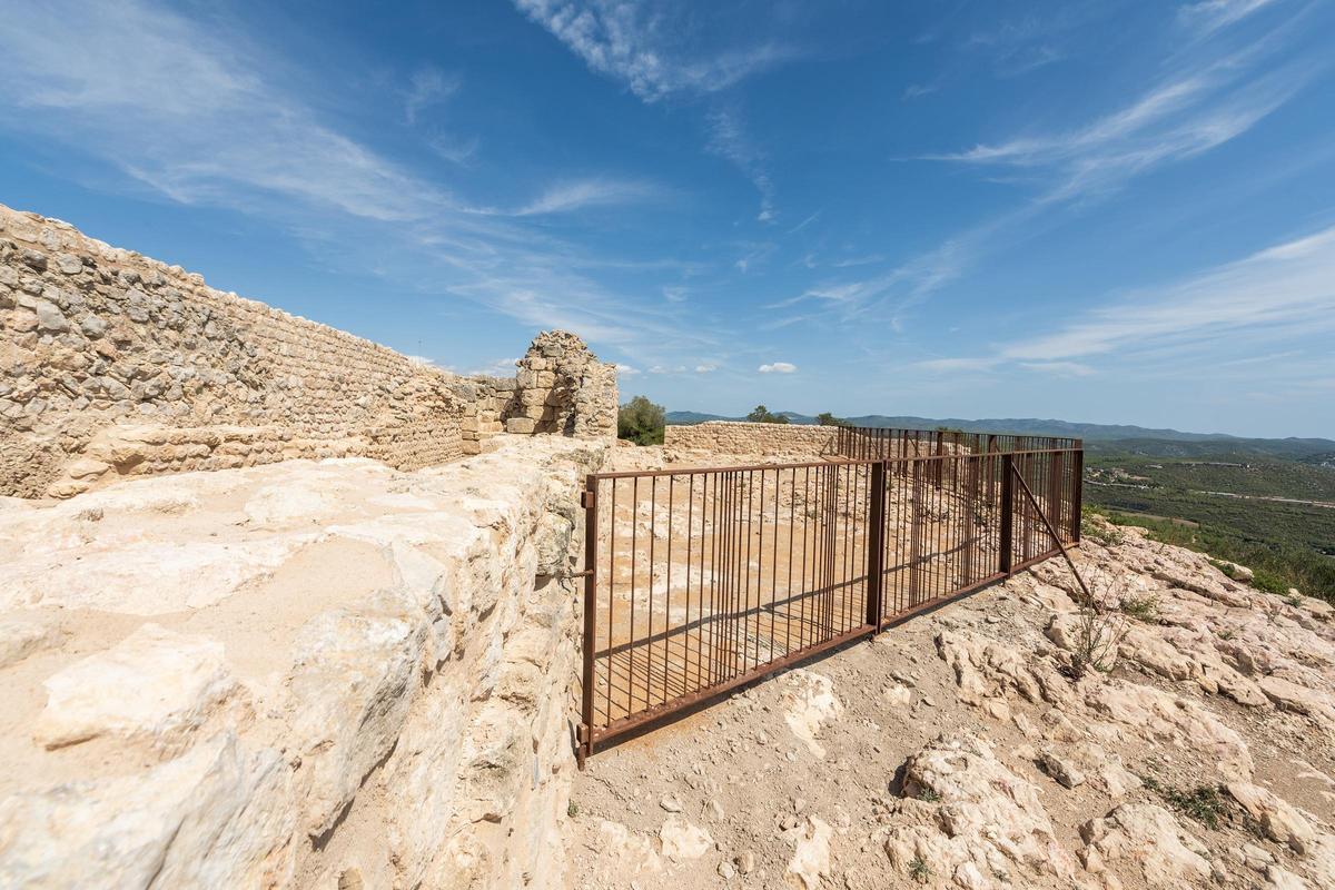 Muros del castillo de Olèrdola, tras la restauración.