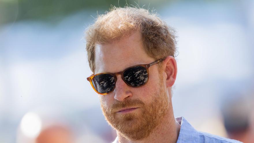 Carlos III afirma que su hijo Enrique y Meghan siguen fuera de la familia real