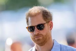 Carlos III afirma que su hijo Enrique y Meghan siguen fuera de la familia real