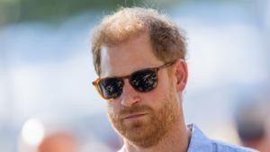 Archivo - 15 September 2023, North Rhine-Westphalia, Duesseldorf: Prince Harry, Duke of Sussex, and his wife Meghan, Duchess of Sussex (not pictured) arrives for the cycling medal ceremony during the 6th Invictus Games. Photo: Rolf Vennenbernd/dpa