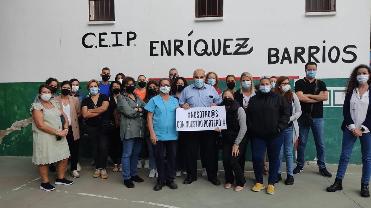 El equipo directivo del CEIP Enríquez Barrios, en apoyo de los porteros.