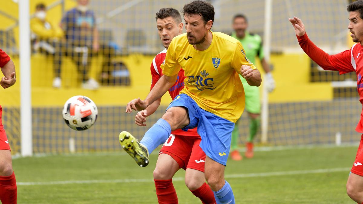 Toché controla un balón durante el último partido del Orihuela