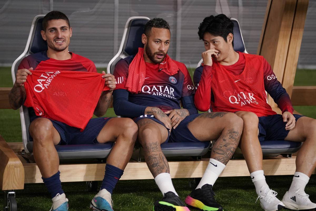 Verratti, Neymar y Kang Ing-Lee, en el banquillo del París Saint-Germain, durante el partido ante el Inter.