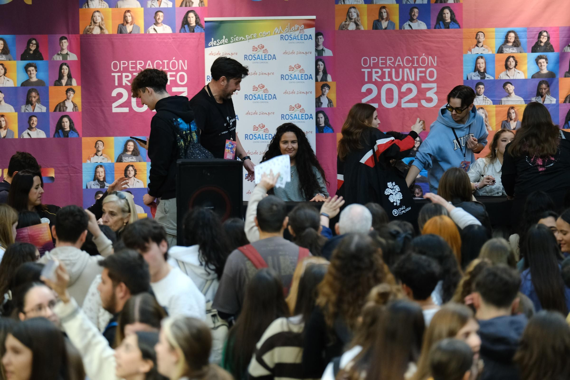 Firma de discos de Operación Triunfo 2023, en el centro comercial Rosaleda.