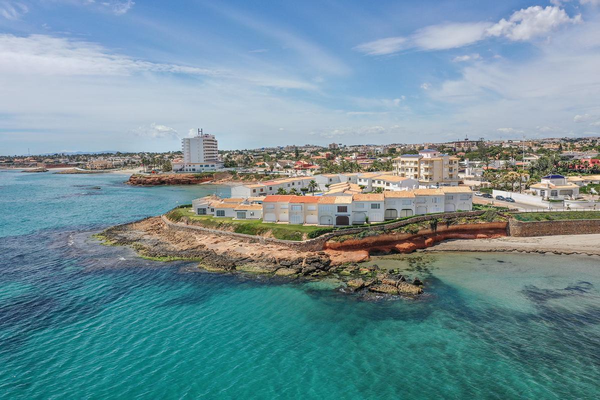 Vista aérea de viviendas turísticas en Orihuela-Costa