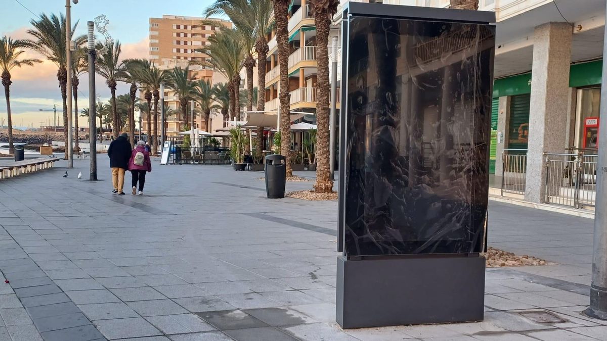 Uno de los cuatro mupis informativos que forman parte del despliegue del centro comercial abierto "La Sal" y que siguen apagados