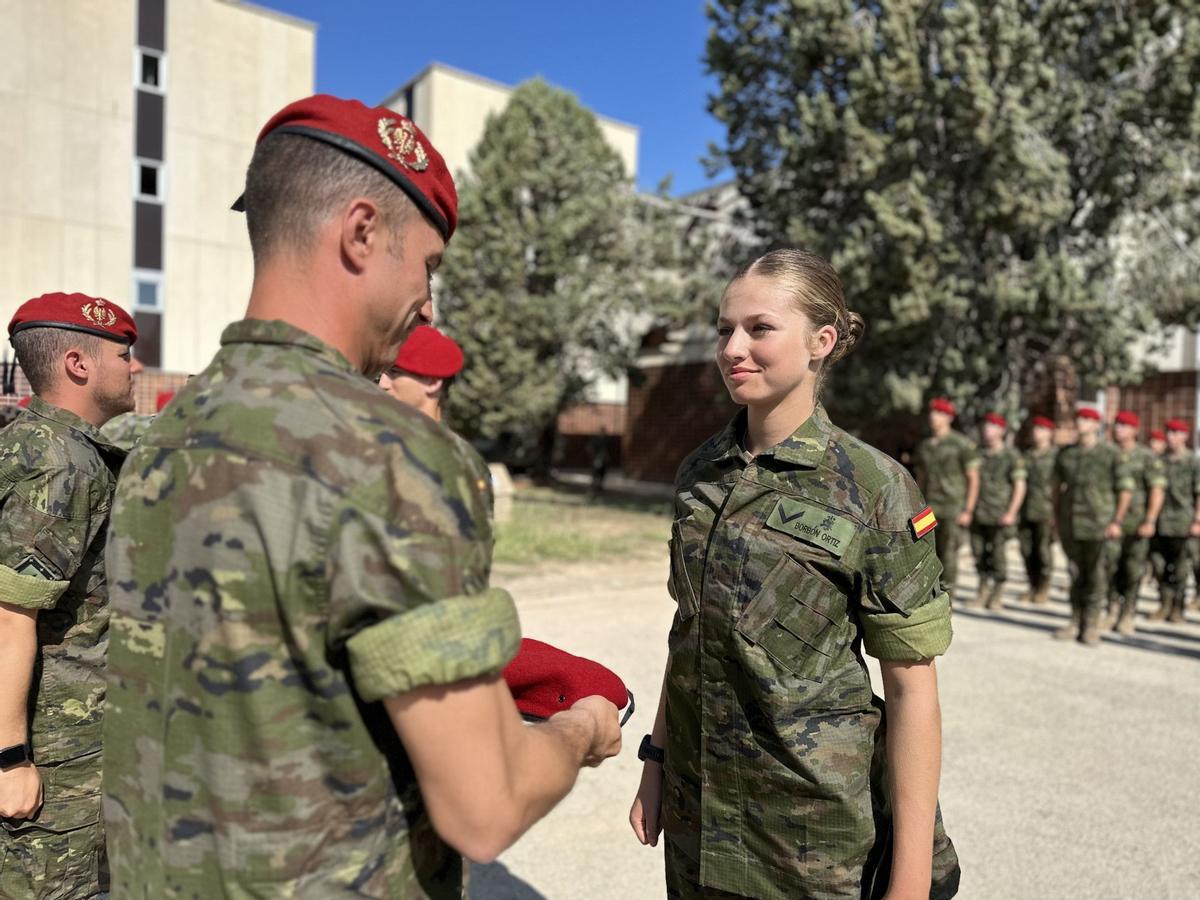 La princesa Leonor recibe la boina roja 'grancé'