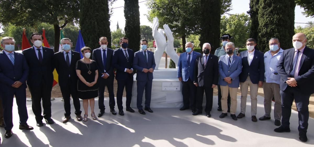 La inauguración del monumento a los sanitarios en imágenes.