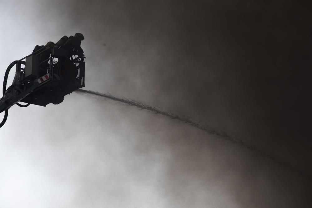 Incendio en el polígono de la Cova de Manises