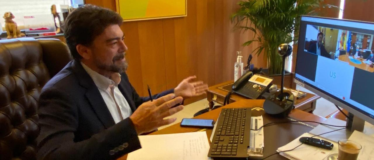 El alcalde de Alicante, Luis Barcala, durante la videoconferencia con la consellera Ana Barceló.