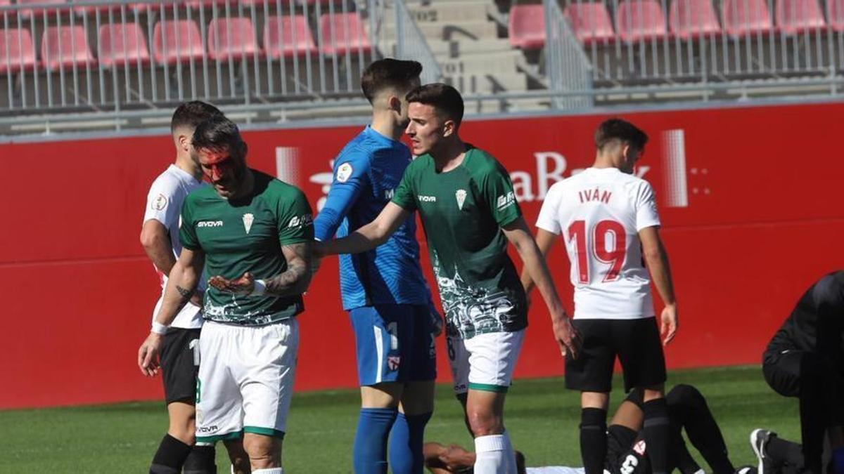 Piovaccari, sangrando, en aquella derrota del Córdoba CF ante el Sevilla Atlético con Pablo Alfaro en el banquillo.