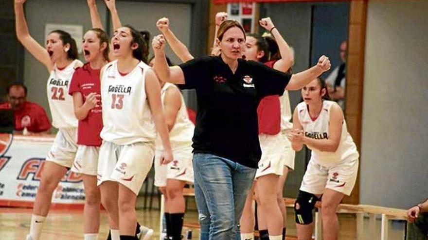 Trini Bou: &quot;Hay que creer en el baloncesto femenino para que crezca&quot;