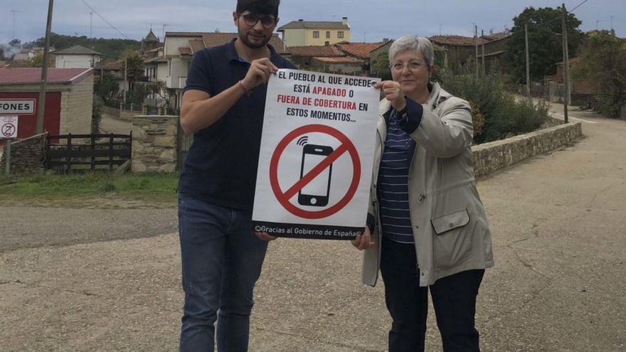 Santiago moral y Marga López con un cartel de protesta. | Ch. S.